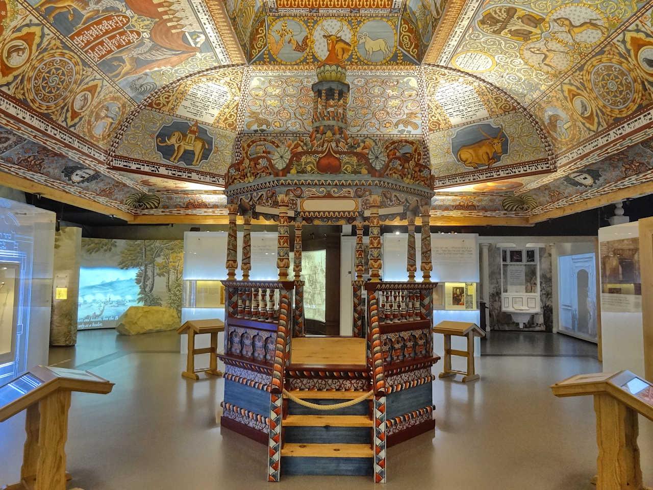 Reconstitution d'une synagogue historique au musée Polin